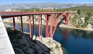skokom-s-maslenickog-mosta-pilot-kanadera-pocinio-samoubojstvo-a6c3f3f9f7ab60f8a1786378113c478d_view_article